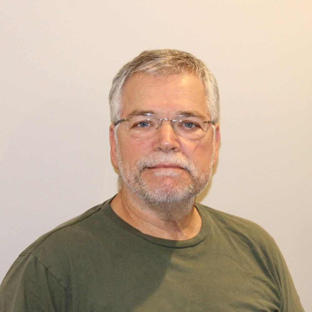 Photo portrait of UGallery artist Dwight Smith