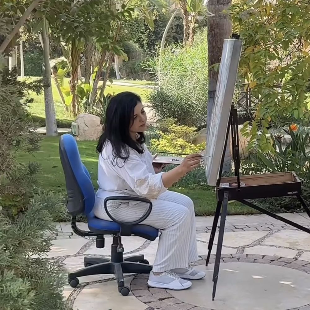  UGallery artist Dowa Hattem painting in her garden 