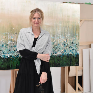  UGallery artist Lisa Carney in front of her abstract painting 