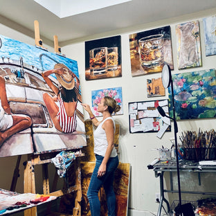  UGallery artist Nava Lundy adding a final touch on her painting 