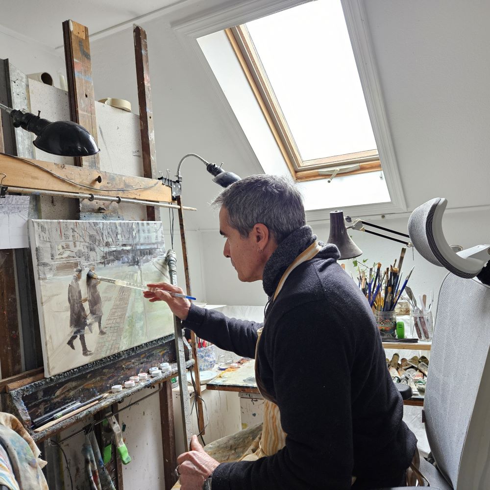  UGallery artist Onelio Marrero painting at his easel 